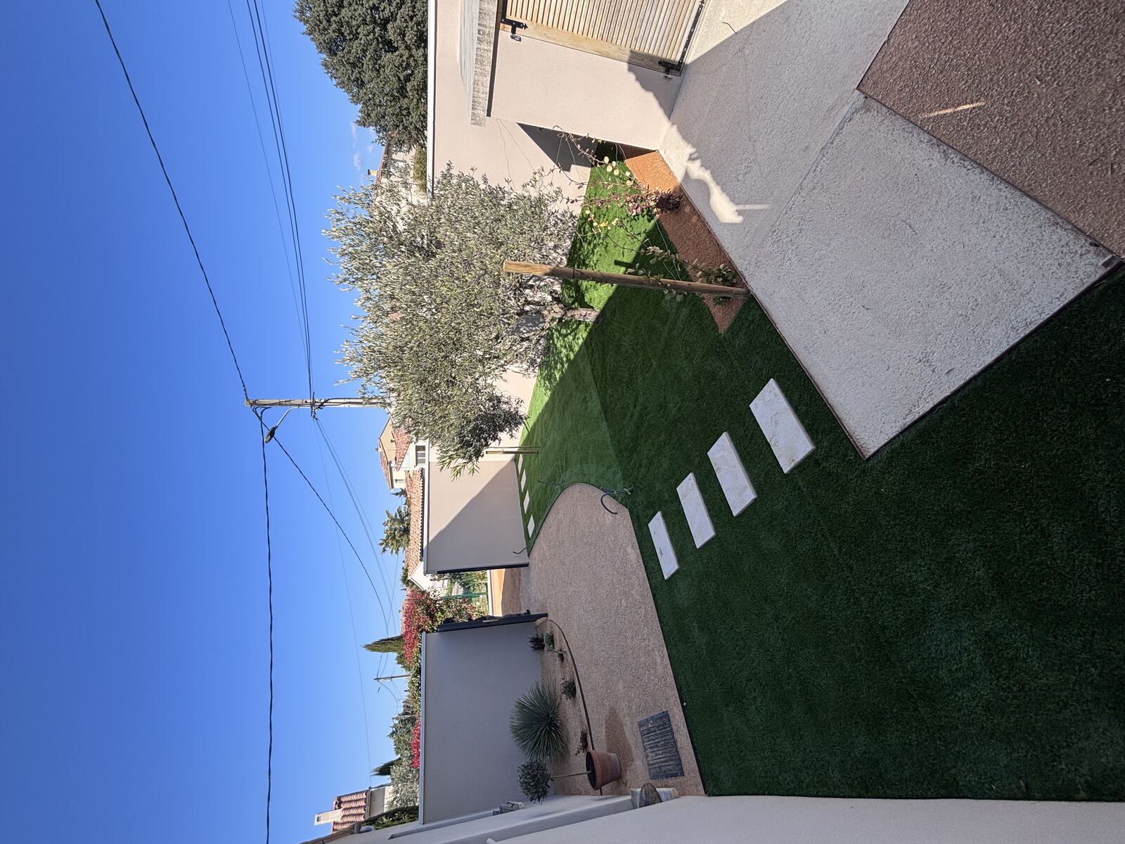 Allée gravier devant maison